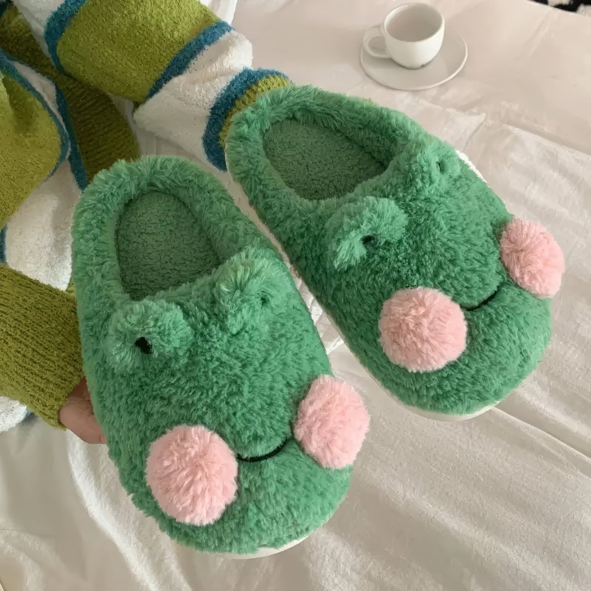 Skarpety-ceraki z uroczymi pluszowymi żabkami w stylu kreskówkowym