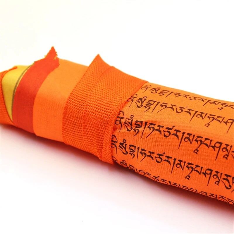 Dekoracja z flagami modlitewnymi buddyjskimi