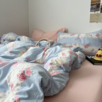 Romantyczny zestaw pościeli z haftowanymi kwiatami w odcieniach niebieskiego i różowego