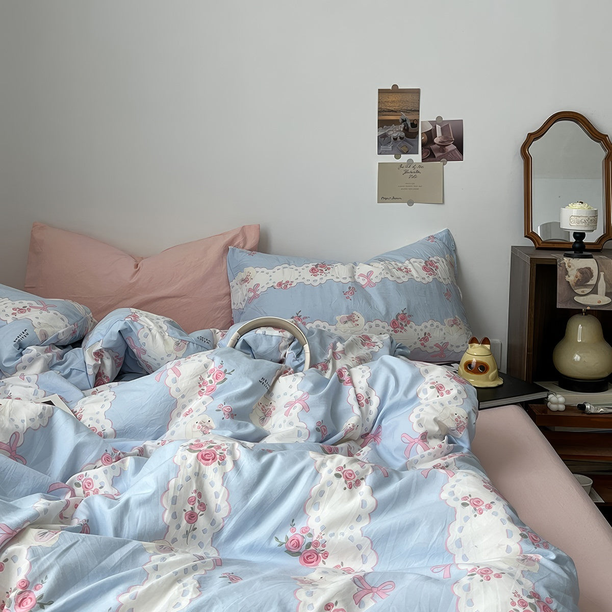 Romantyczny zestaw pościeli z haftowanymi kwiatami w odcieniach niebieskiego i różowego