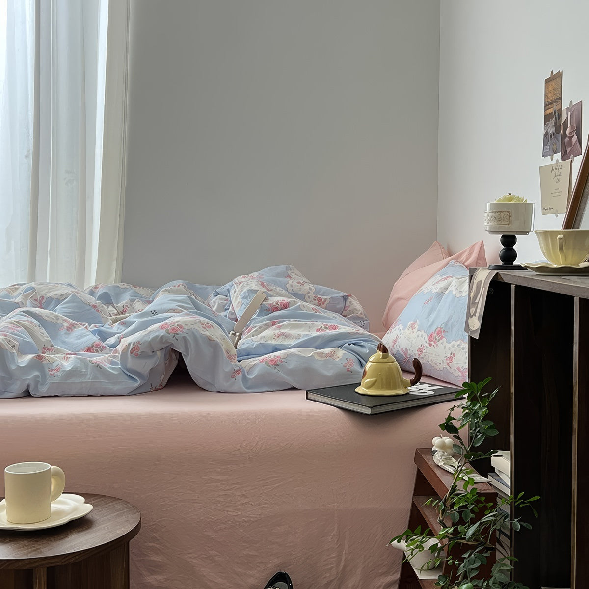 Romantyczny zestaw pościeli z haftowanymi kwiatami w odcieniach niebieskiego i różowego