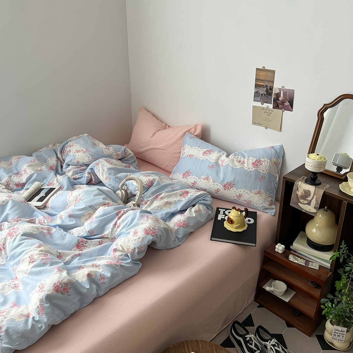 Romantyczny zestaw pościeli z haftowanymi kwiatami w odcieniach niebieskiego i różowego