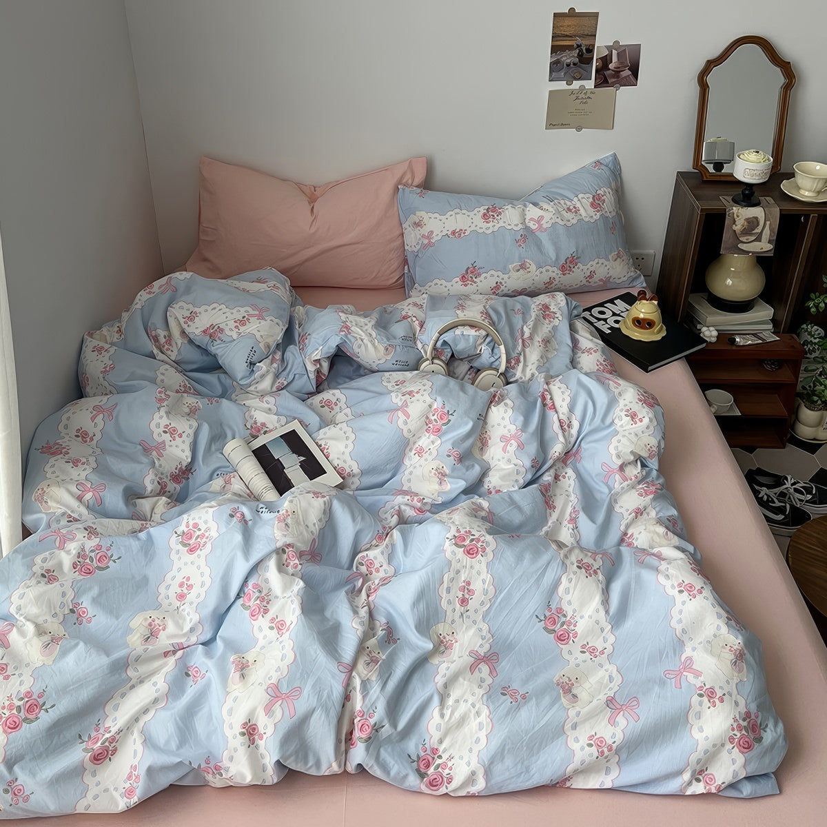 Romantyczny zestaw pościeli z haftowanymi kwiatami w odcieniach niebieskiego i różowego