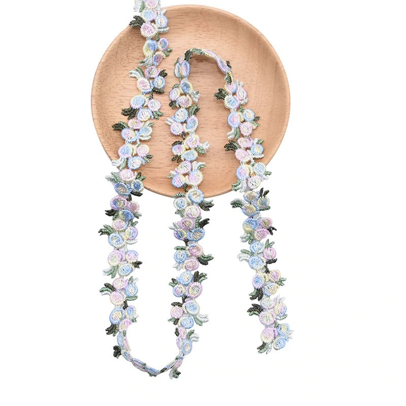 Koronka z haftowaną różą