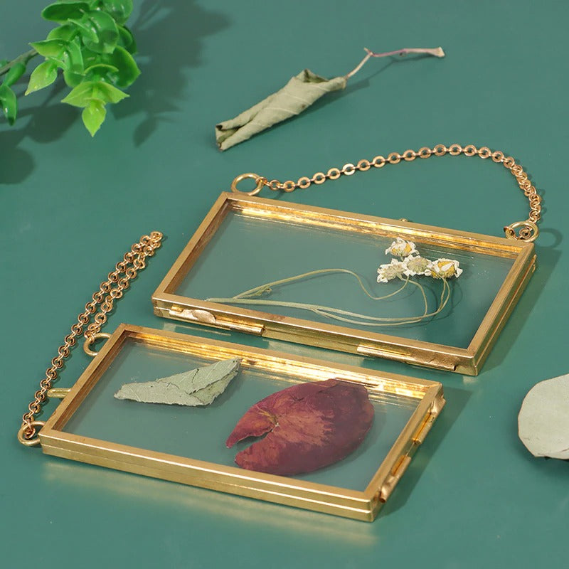 Ramka z mosiądzu z zatopionymi kwiatami