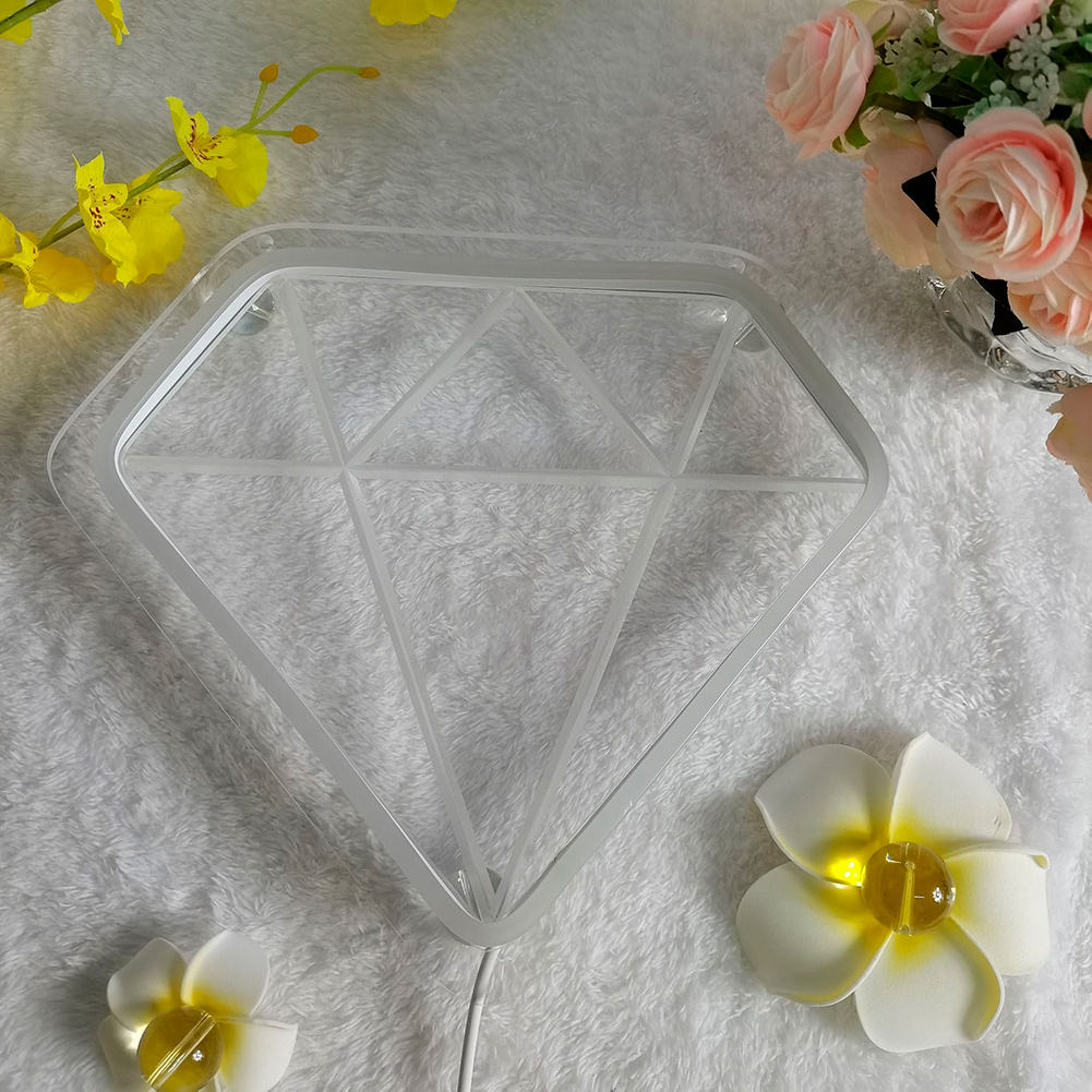 Neonowe światło z różowym diamentem