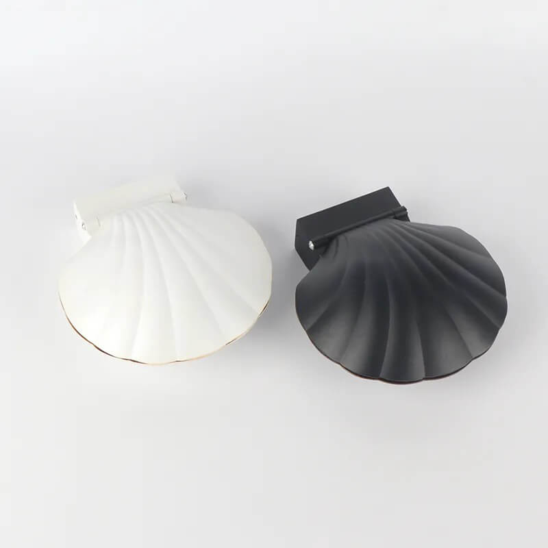 Lampa ścienna z muszlami