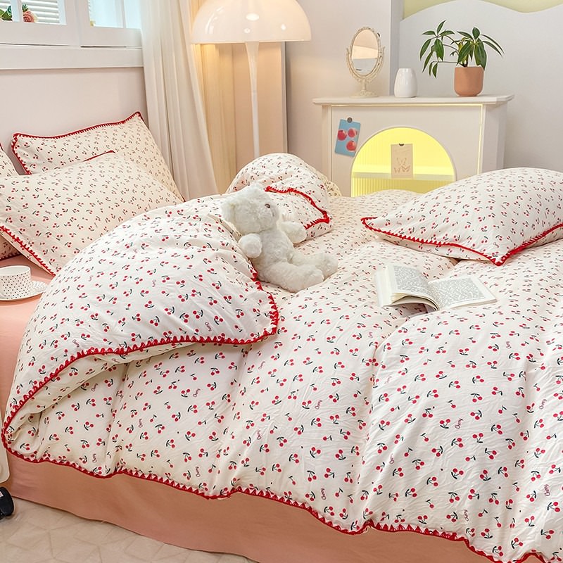 Pościel z czerwonymi wiśniami z obszytym brzegiem