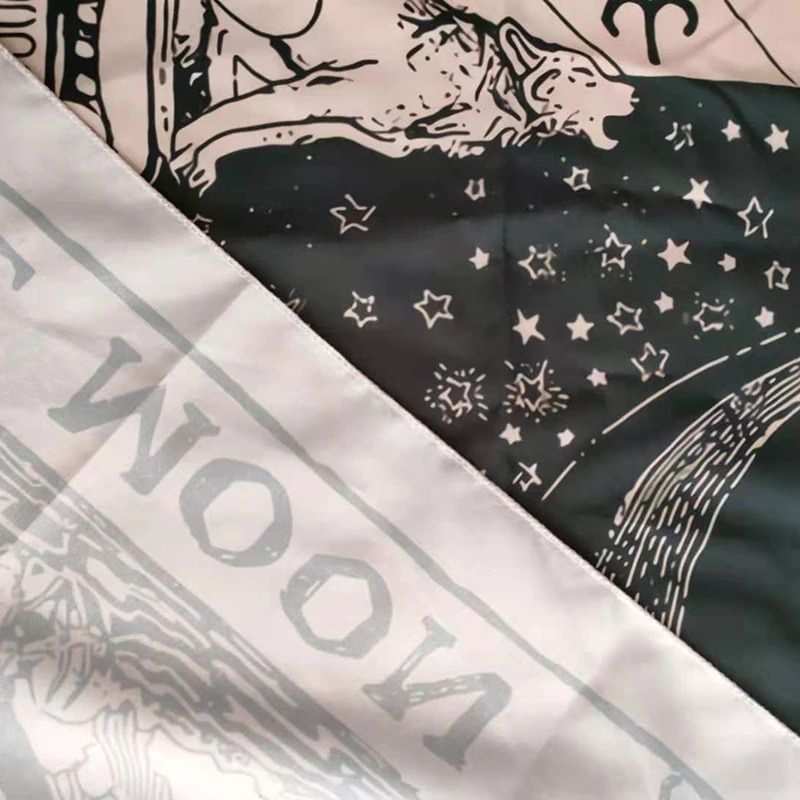 Jedwabna, monochromatyczna makatka Tarot "Księżyc