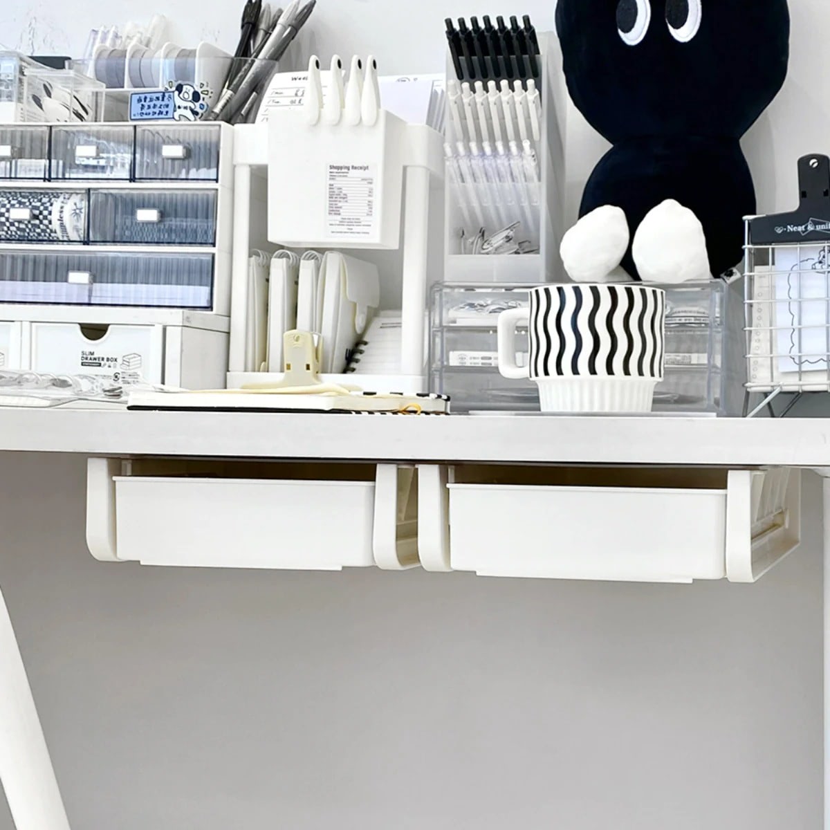 Szuflada do przechowywania artykułów biurowych pod stolikiem