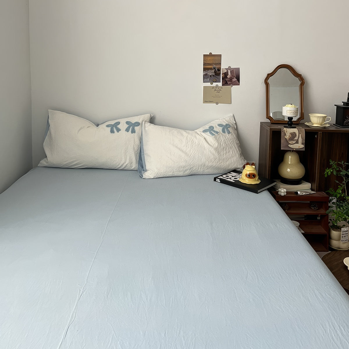 Vintage'owy zestaw pościeli z niebieskimi, welurowymi kokardami