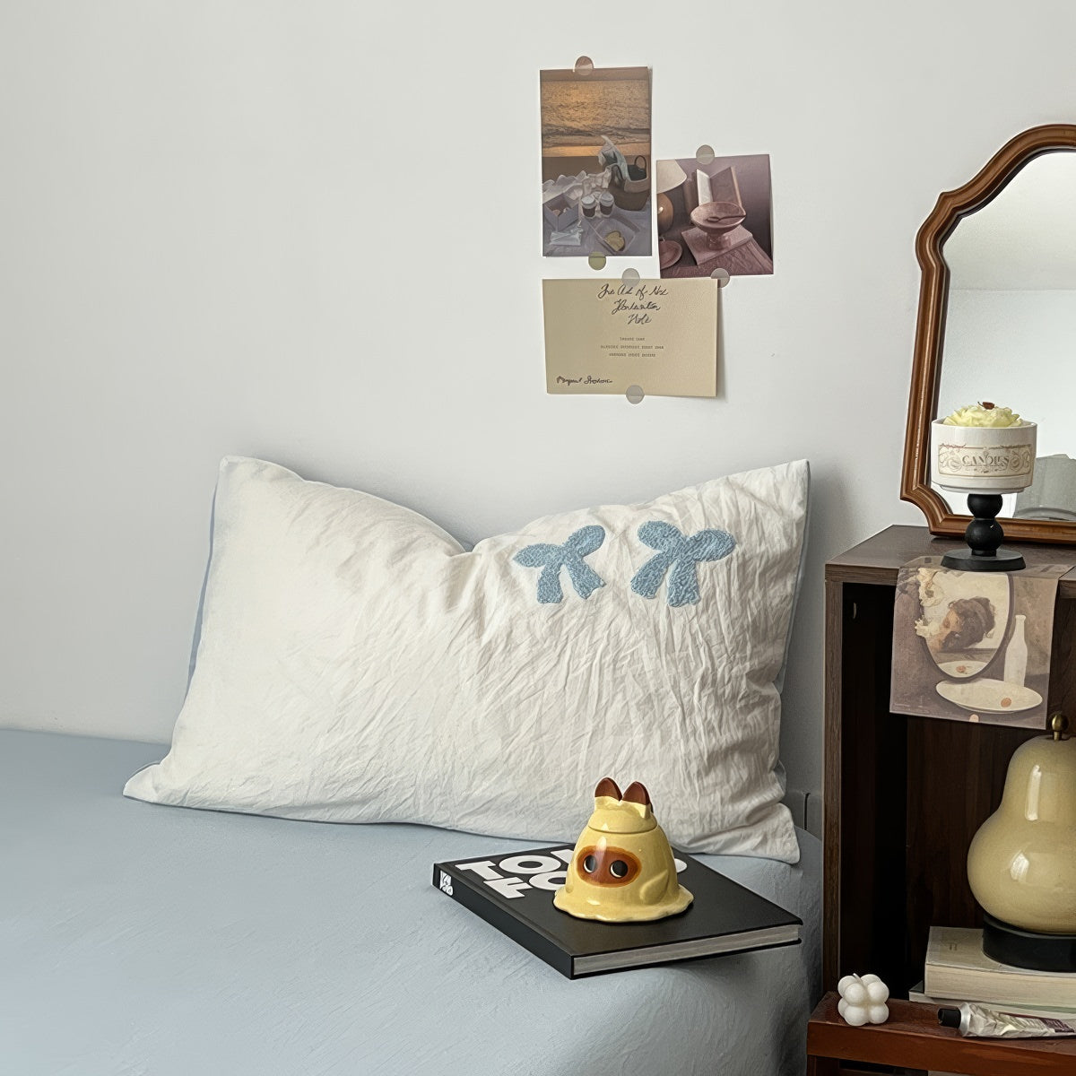 Vintage'owy zestaw pościeli z niebieskimi, welurowymi kokardami