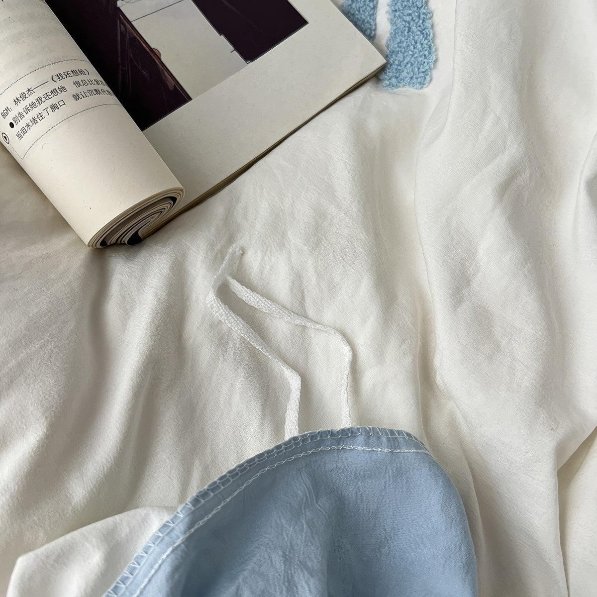 Vintage'owy zestaw pościeli z niebieskimi, welurowymi kokardami