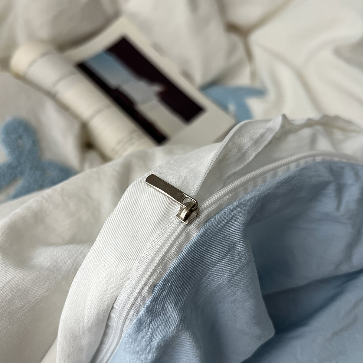 Vintage'owy zestaw pościeli z niebieskimi, welurowymi kokardami