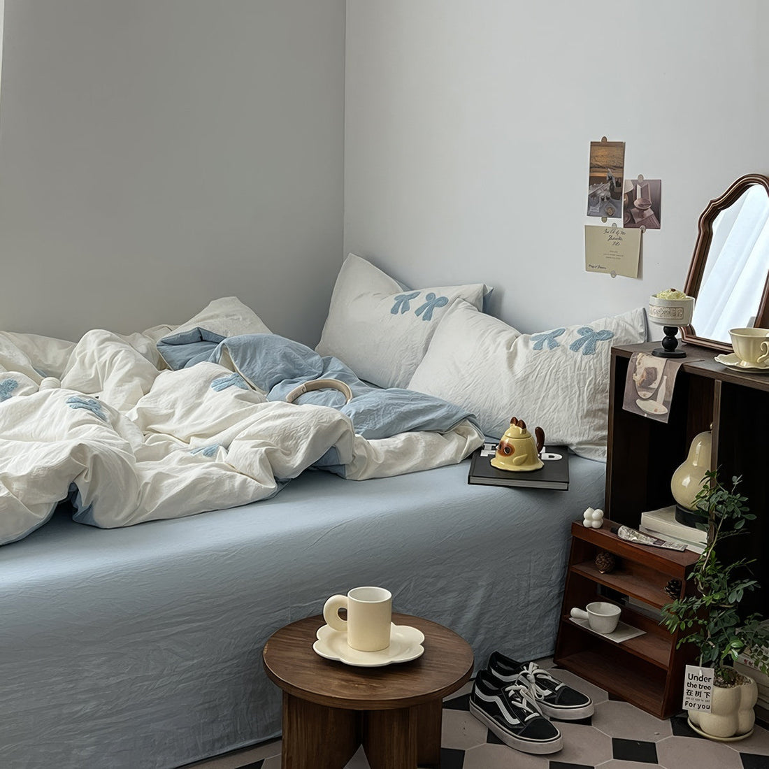 Vintage'owy zestaw pościeli z niebieskimi, welurowymi kokardami