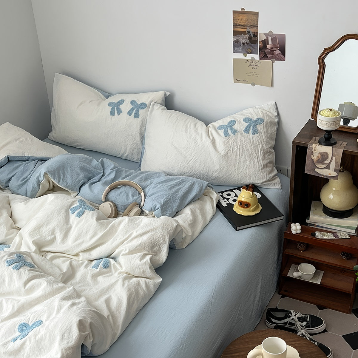 Vintage'owy zestaw pościeli z niebieskimi, welurowymi kokardami
