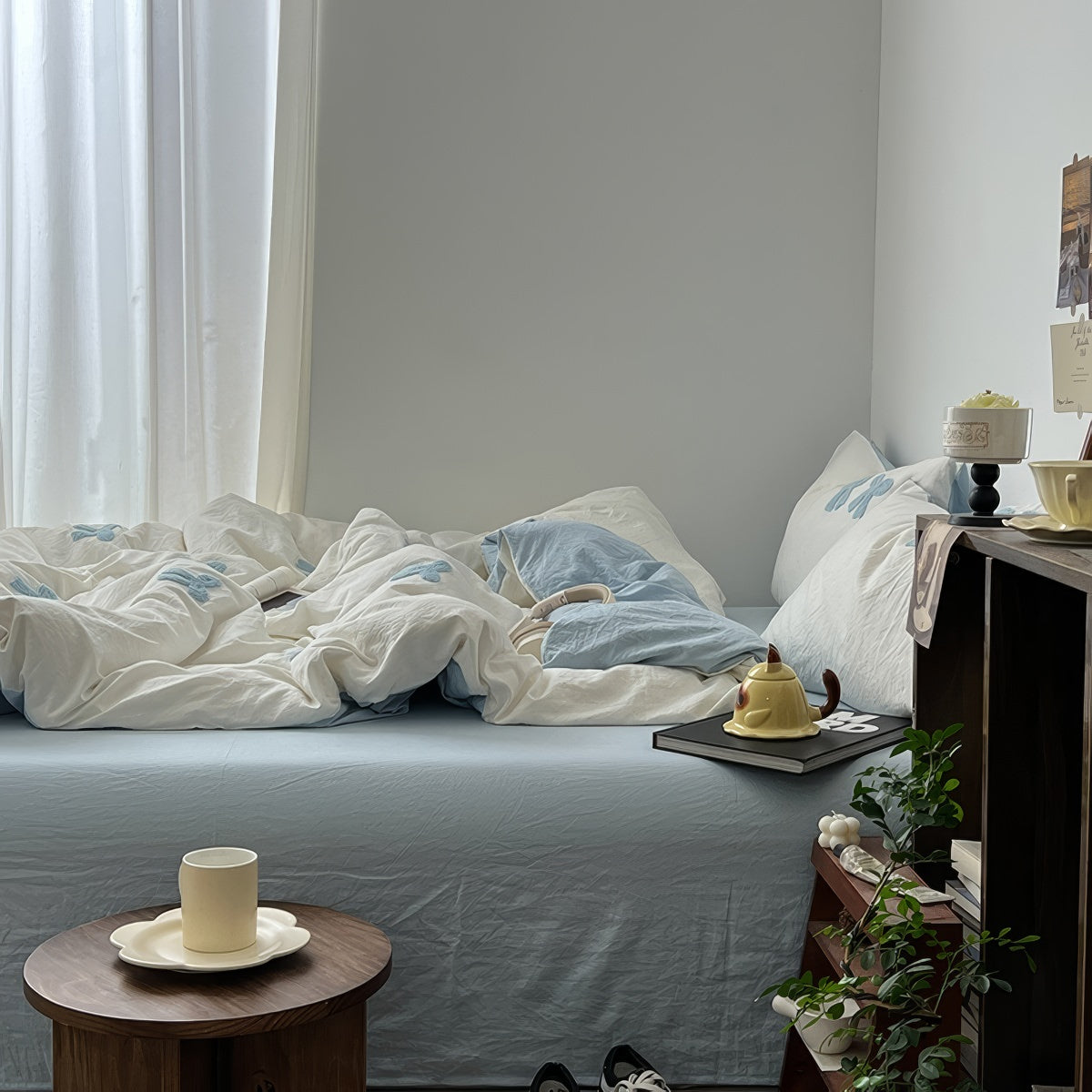 Vintage'owy zestaw pościeli z niebieskimi, welurowymi kokardami