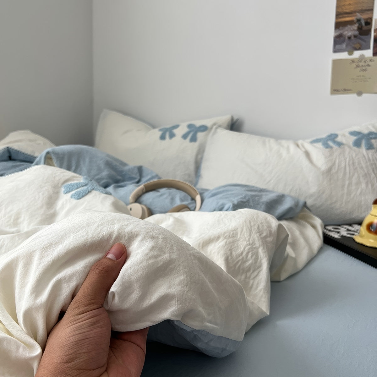 Vintage'owy zestaw pościeli z niebieskimi, welurowymi kokardami