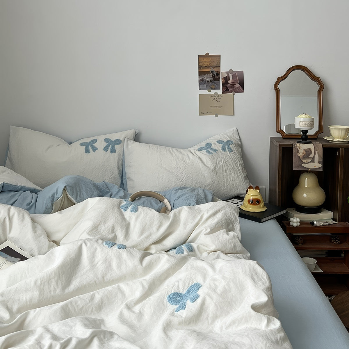 Vintage'owy zestaw pościeli z niebieskimi, welurowymi kokardami