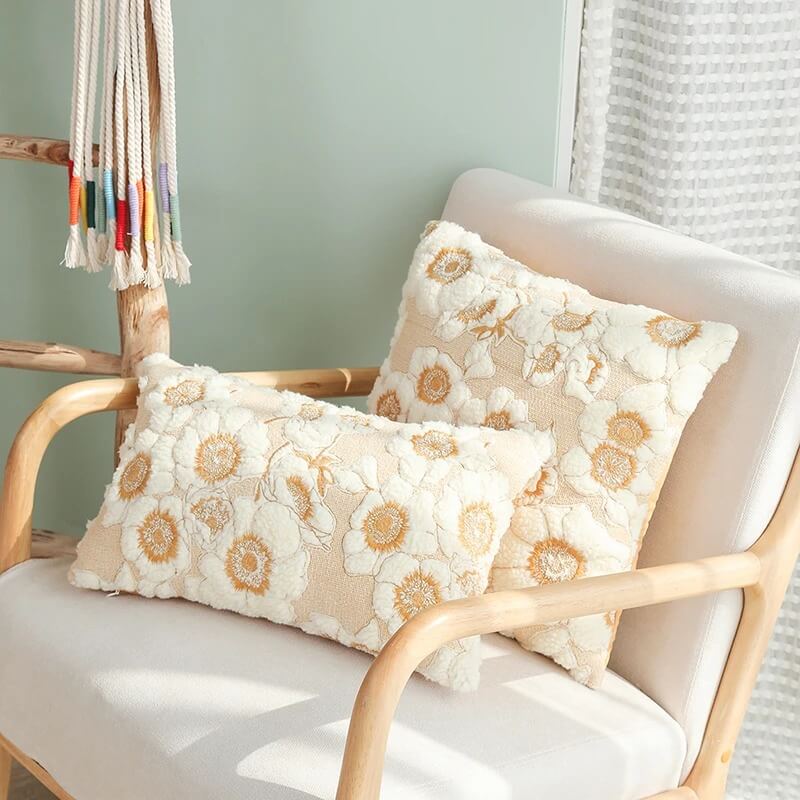 Zabudowa poduszki z haftowanymi kwiatami w stylu vintage