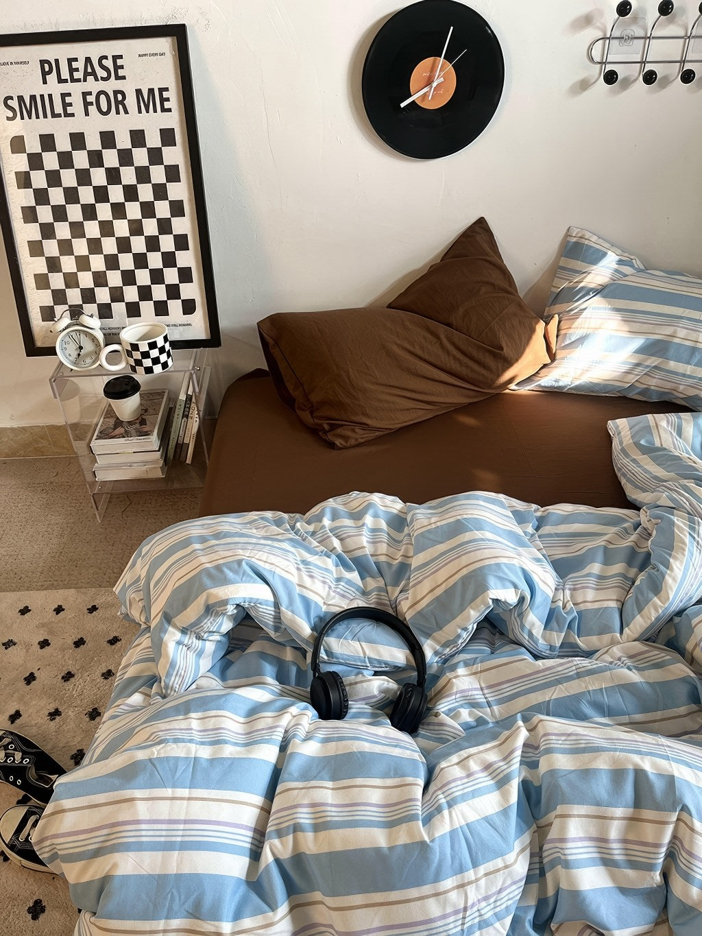 Zestaw pościeli w pastelowe niebieskie paski w stylu vintage