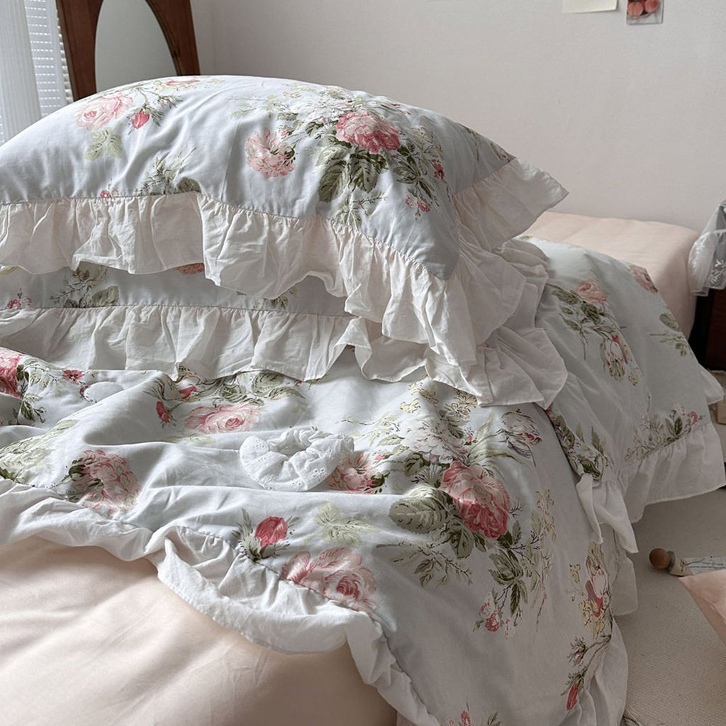 Vintageowy zestaw pościeli z chabrowym domkiem, róże i falbany na lato