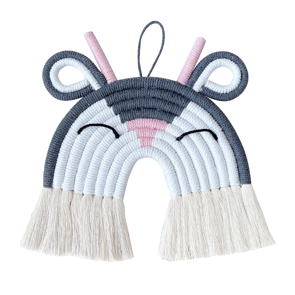 Murale z kolorowymi zwierzętami wykonane na drutach