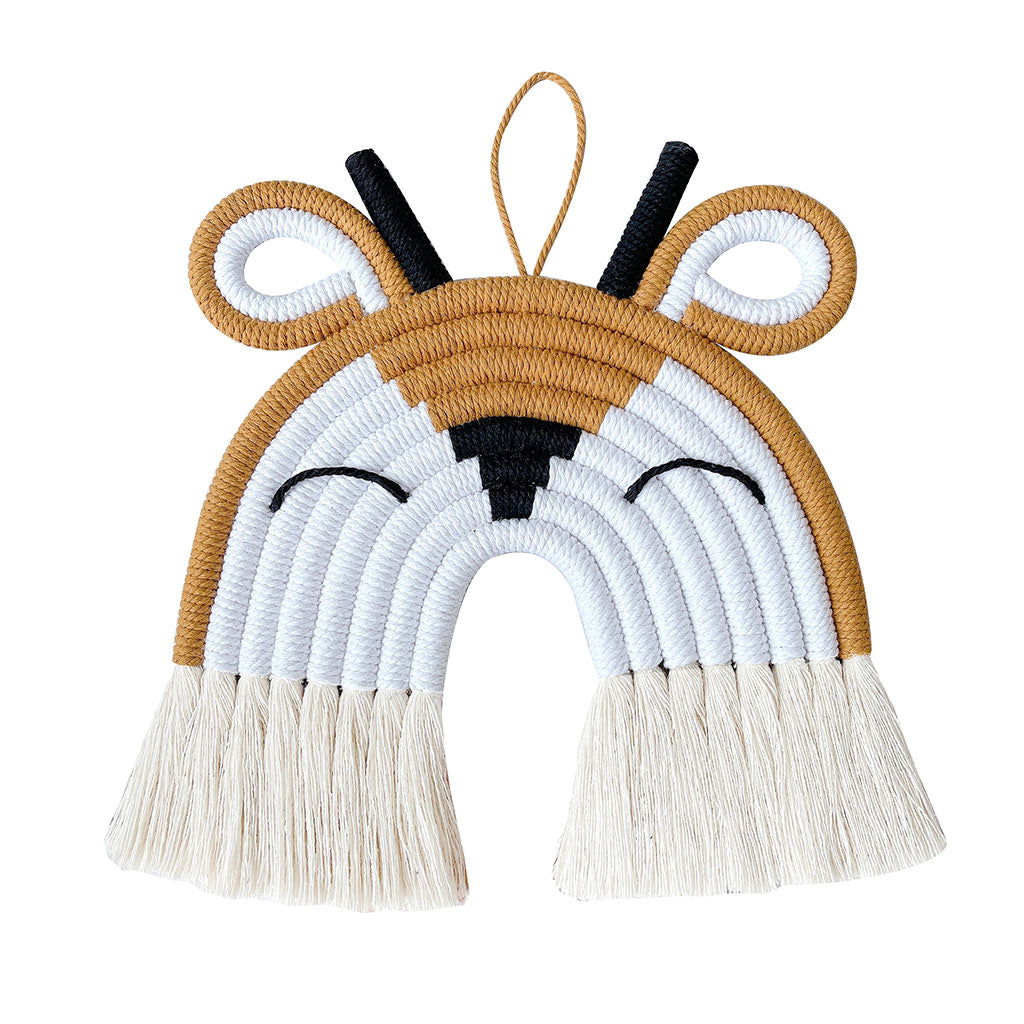 Murale z kolorowymi zwierzętami wykonane na drutach