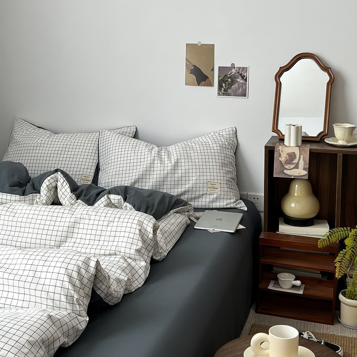 Minimalistyczny biały zestaw pościeli z kratką