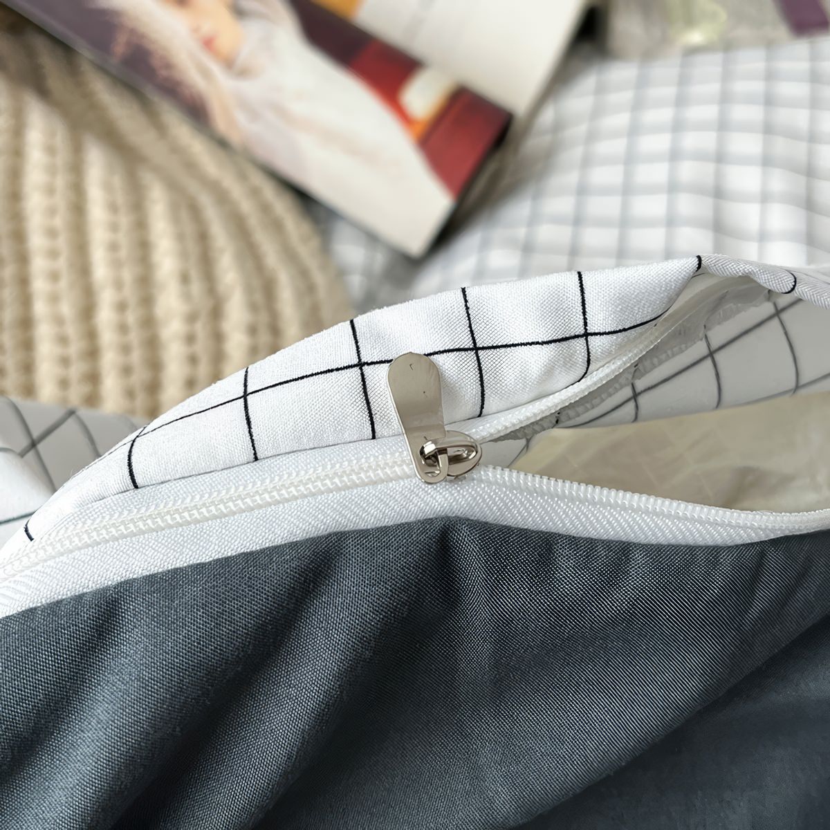 Minimalistyczny biały zestaw pościeli z kratką