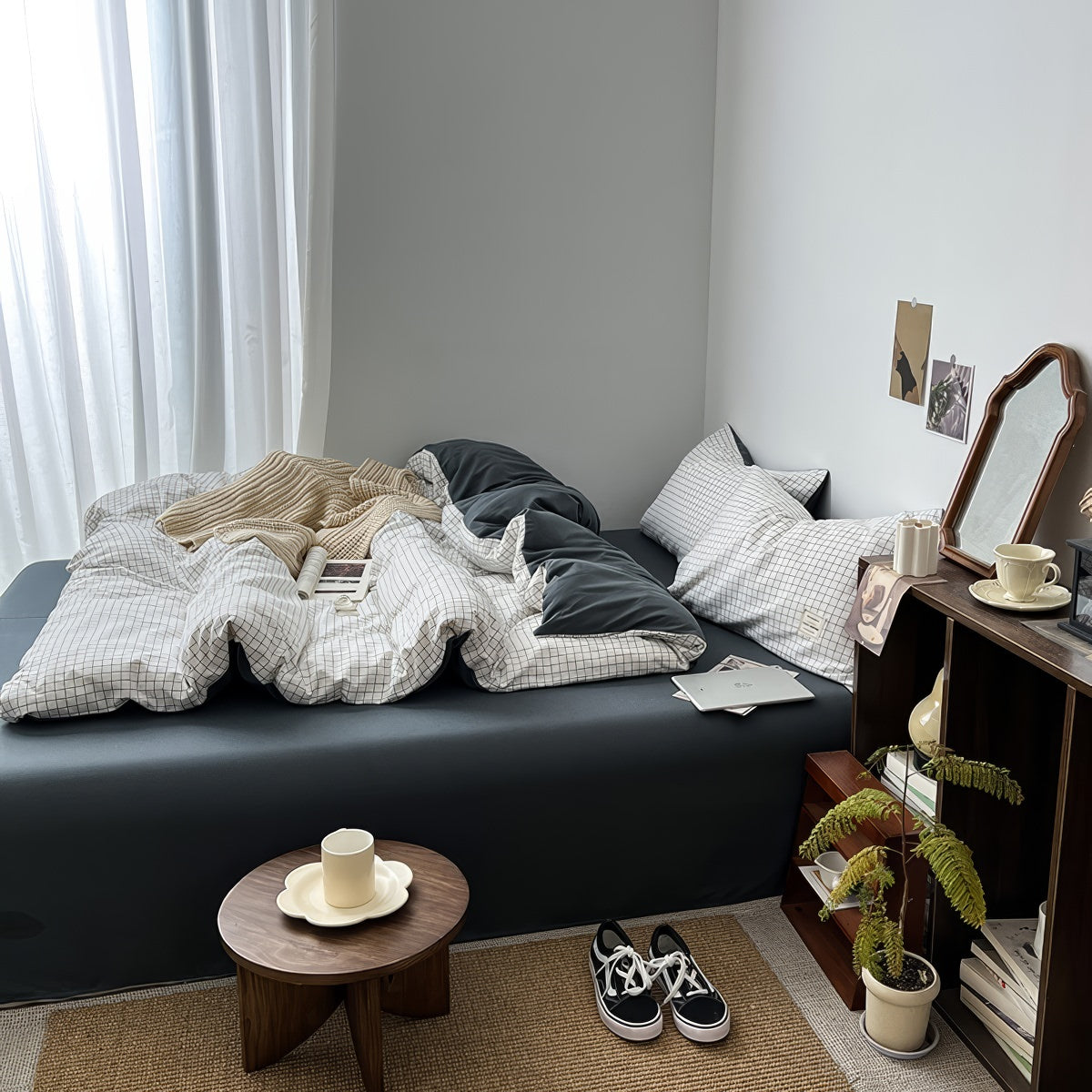 Minimalistyczny biały zestaw pościeli z kratką