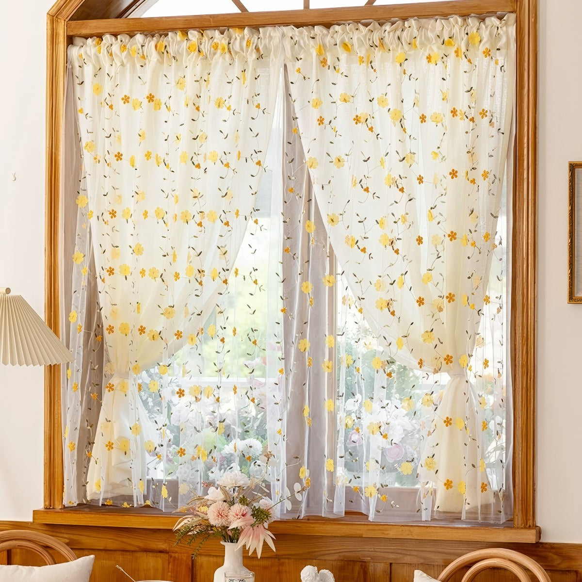 Żółta przezroczysta zasłona z haftem dzikich kwiatów