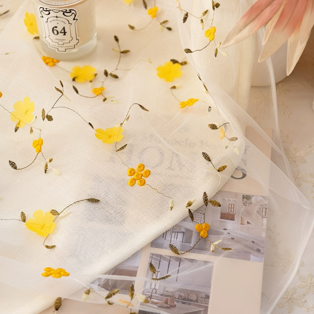 Żółta przezroczysta zasłona z haftem dzikich kwiatów