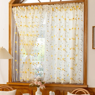 Żółta przezroczysta zasłona z haftem dzikich kwiatów